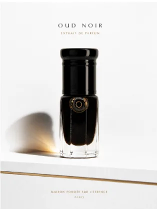 Professional editorial product photo of the same black Oud Noir perfume bottle, with clean branding, a soft controlled shadow and a premium minimal layout.